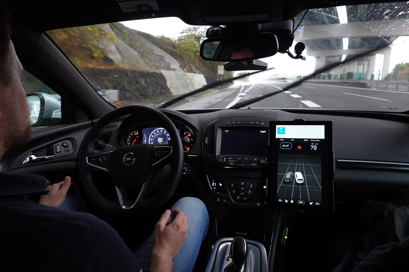 本線から出口へ向かうところ、この後先にある40km/hの速度制限の標識を認識し、減速とドライバーへの権限委譲が通知された