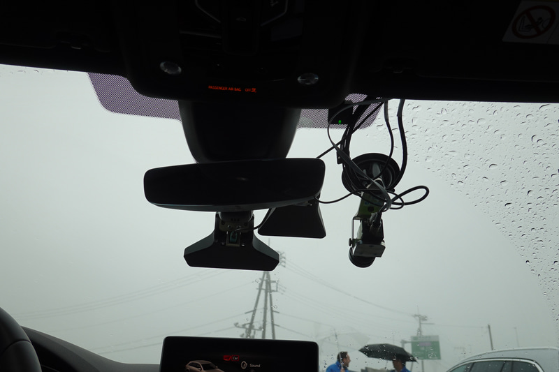 カメラ、2つあるように見えるが1つはドライブレコーダー