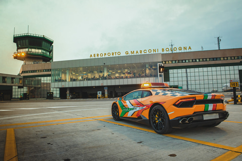 伊ランボルギーニ、航空機の誘導車「ウラカン RWD Follow-Me」 - Car Watch