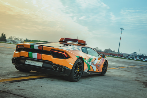 伊ランボルギーニ、航空機の誘導車「ウラカン RWD Follow-Me」 - Car Watch