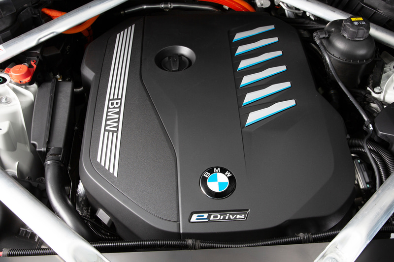 最高出力210kW（286PS）/5000rpm、最大トルク450Nm/1500-3500rpmを発生する直列6気筒 3.0リッターガソリンエンジンを搭載