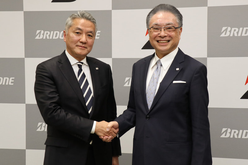 新たにブリヂストンの代表執行役 CEOに就任することが内定した石橋秀一氏（左）と、2012年3月からCEOを務めてきた津谷正明氏（右）