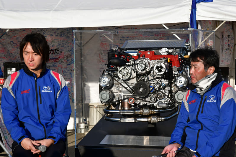 最終セッションは夕刻となっていたため、低い位置からの太陽光によりEJ20型エンジンは独特の光沢を放っていた