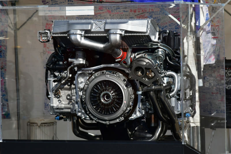 EJ20型エンジンのクラッチハウジング面。水平対向エンジンならではのたたずまい