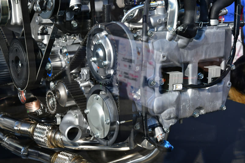 EJ20型エンジンは、この時代のトレンドとなっていた、カムをベルトで駆動する設計