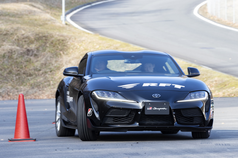 パンクしたままスラロームを実施。走れてしまうのがランフラットタイヤの特徴