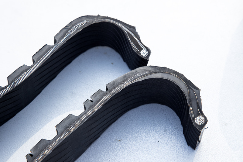 左が通常タイヤ、右がランフラットタイヤ。サイドウォールの剛性部材などが違うのが分かる