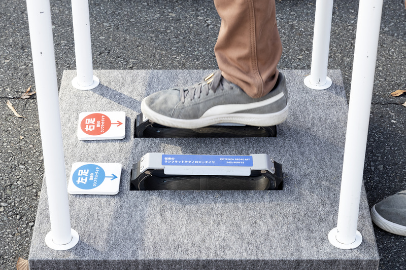 ポテンザ S001 RFTでは、ランフラットタイヤの乗り心地を改善。タイヤを踏んで体感できるようなデモも実施