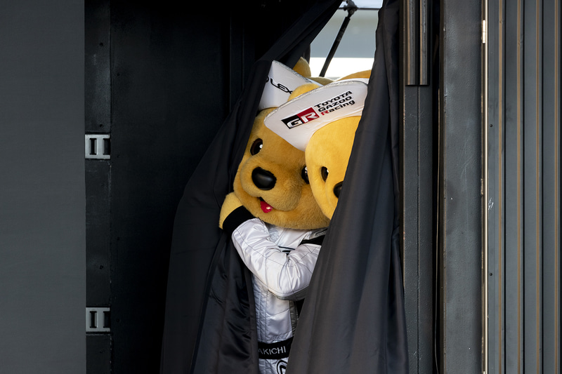 出演時刻前にステージの様子をうかがうくま吉