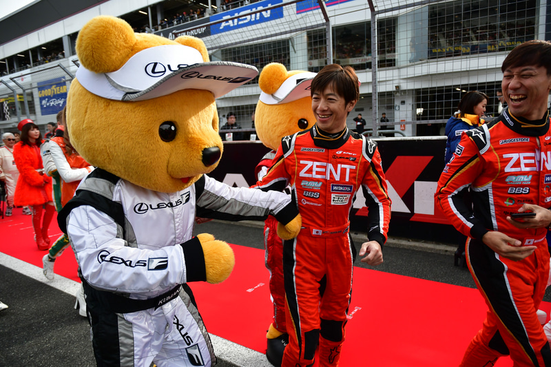 盟友である立川選手から、「来年どうするの？」と聞かれるレクサス くま吉