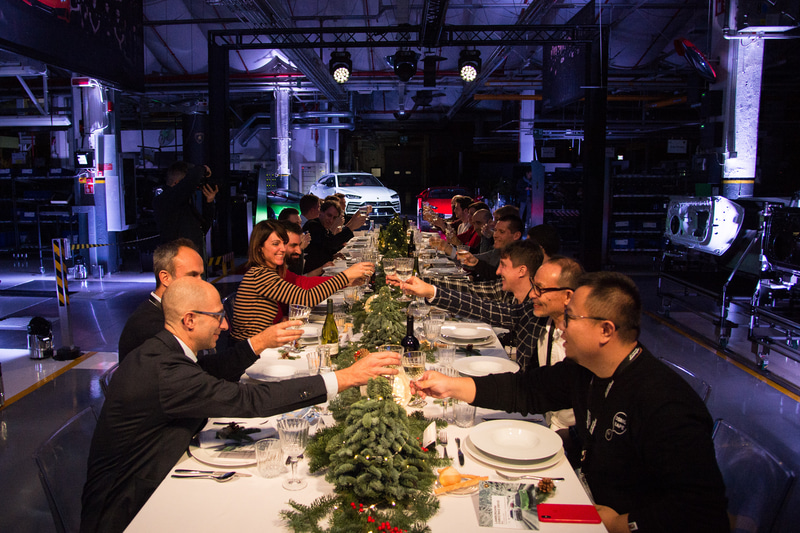 工場内にディナー会場が特設された