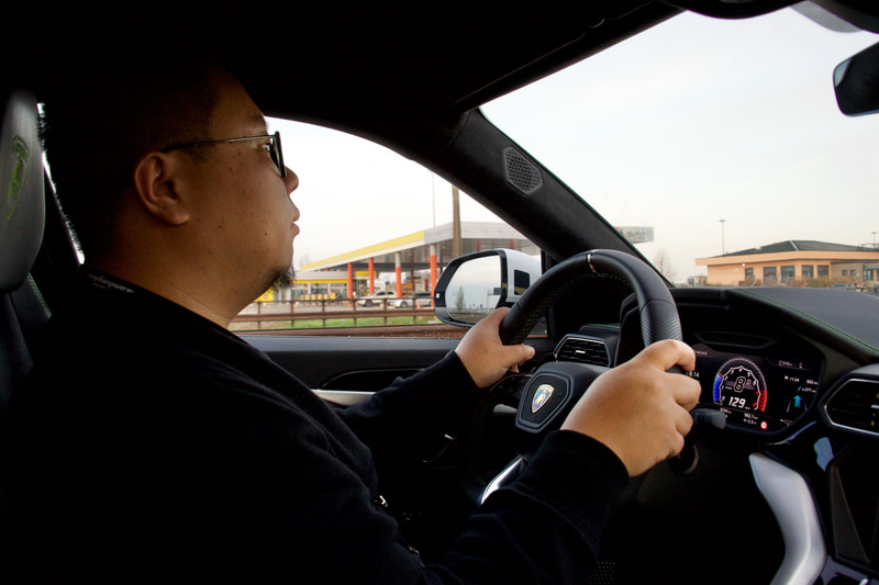 中国 北京から参加したDavid君がまずはウルスのステアリングを握る