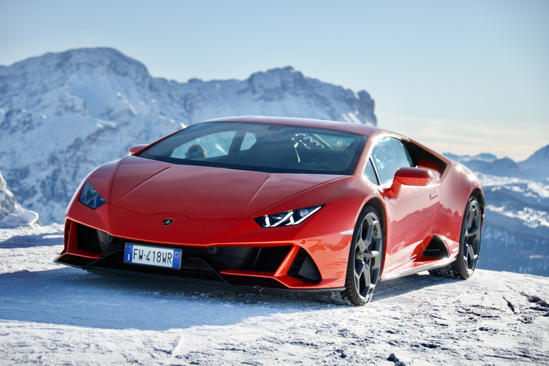 スキーリゾート「Plan de Corones」の頂上には、雪上車で引っ張り上げたというウラカン EVOの姿が。まわりのスキーヤーたちも興味津々