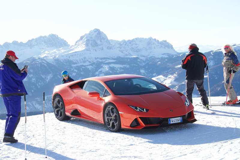 スキーリゾート「Plan de Corones」の頂上には、雪上車で引っ張り上げたというウラカン EVOの姿が。まわりのスキーヤーたちも興味津々