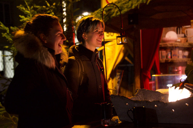 地元女子たちとホットワインで乾杯する素敵な夜