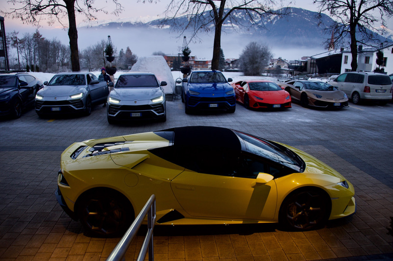 イタリアでの朝は早い。夜明けとともにアルプスの雪のワインディングにアタック