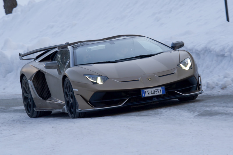 筆者がドライブしたのは「アヴェンタドール SVJ」！