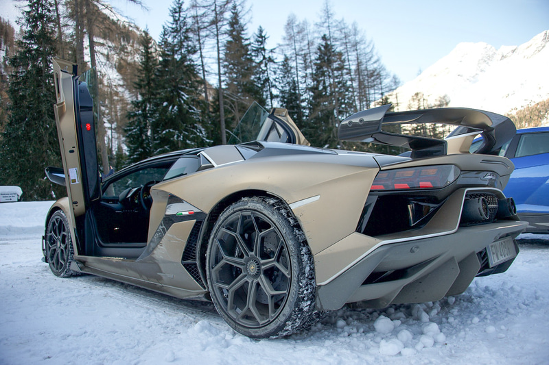 4輪に装着するのはピレリのスタッドレスタイヤ「WINTER SOTTOZERO 3」。リアタイヤは355/25R21という驚きのサイズ