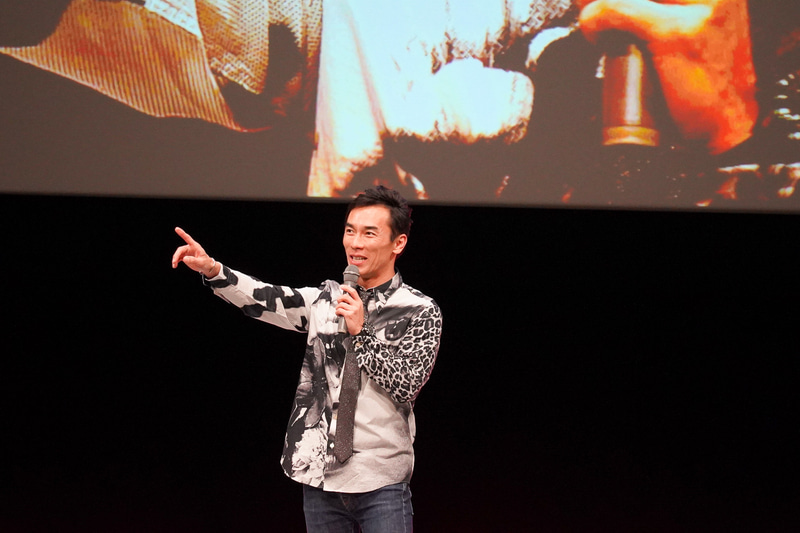 シーズンの振り返りと来年に向けた意気込みなどを語る佐藤琢磨選手