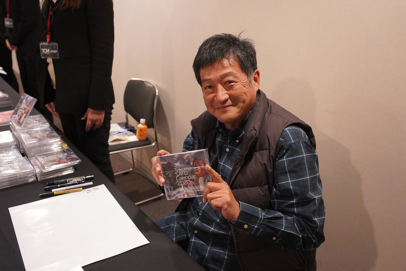 松本カメラマンと2020年の佐藤琢磨選手のカレンダー