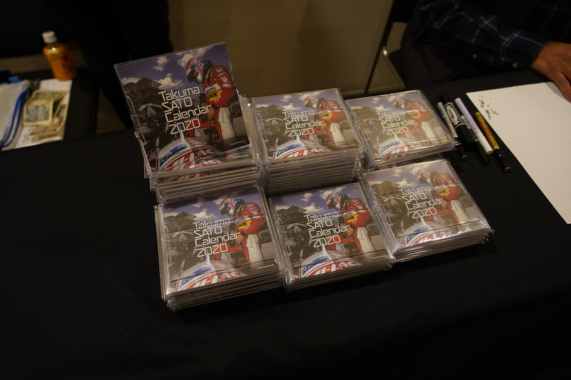 松本カメラマンの写真を使った2020年の佐藤琢磨選手のカレンダー