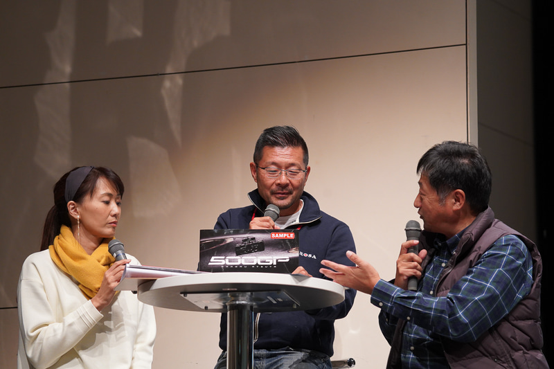 左からMCの川崎かおりさん、熱田護カメラマン、松本浩明カメラマン