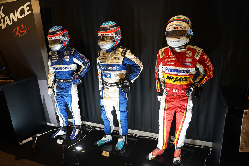 会場に展示されていた佐藤琢磨選手のレーシングスーツとヘルメット