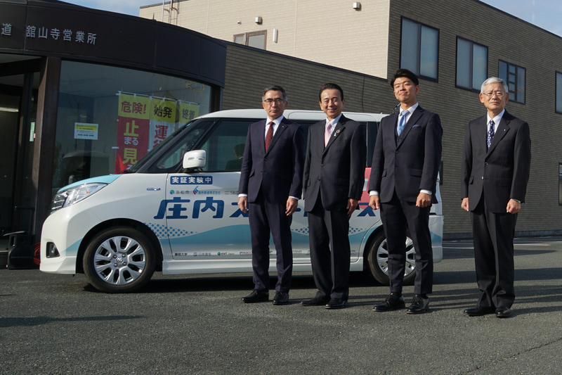 左からスズキ株式会社 代表取締役社長 鈴木俊宏氏、浜松市 市長 鈴木康友氏、SBドライブ株式会社 代表取締役社長 兼 CEO 佐治友基氏、遠州鉄道株式会社 代表取締役社長 斉藤薫氏