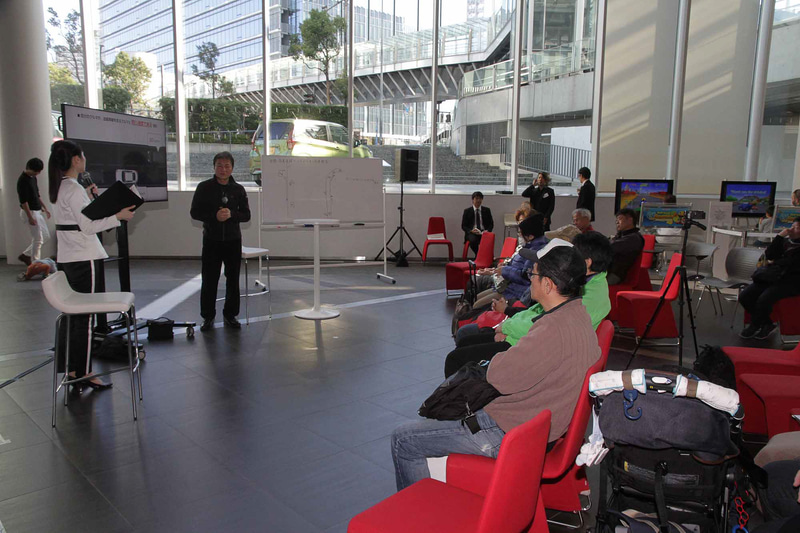 当日は計3回のワークショップが開催され、ギャラリー来訪者は誰でも参加が可能。毎回多くの参加者が教習内容に耳を傾けていた