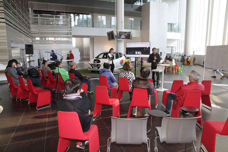 当日は計3回のワークショップが開催され、ギャラリー来訪者は誰でも参加が可能。毎回多くの参加者が教習内容に耳を傾けていた