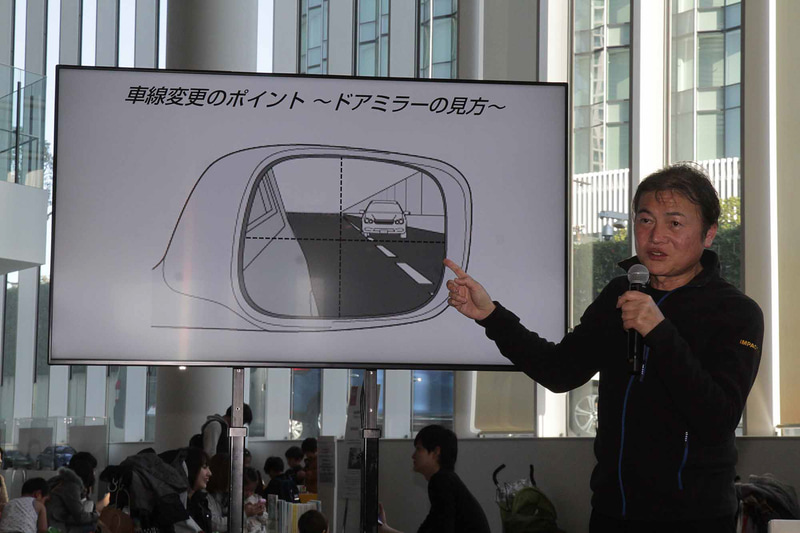 本線合流や車線変更で後方確認する時にはドアミラーを見ることが必要