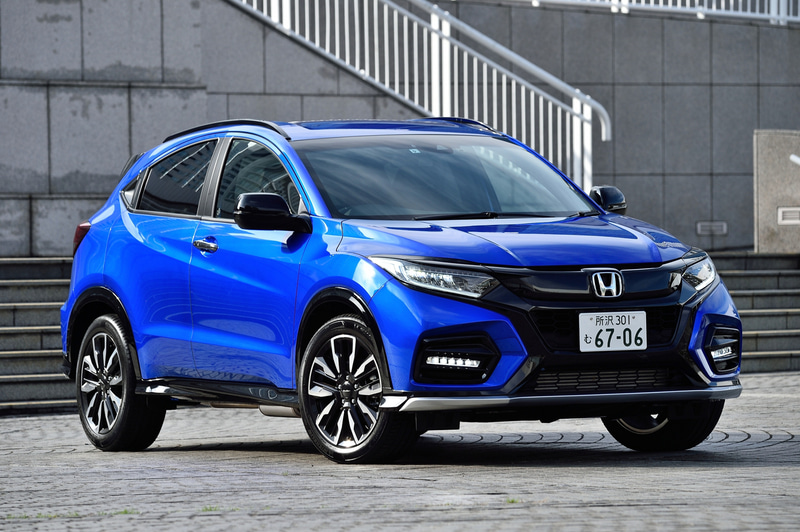 フェンダートリムやルーフレール、ドアミラーなどがブラックアウトされたことで、全体的に力強いイメージを与えるエクステリア