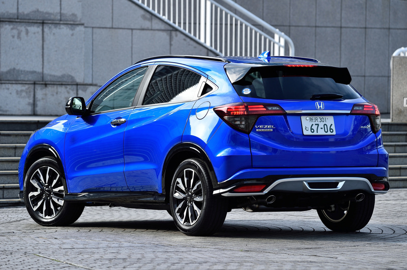 フェンダートリムやルーフレール、ドアミラーなどがブラックアウトされたことで、全体的に力強いイメージを与えるエクステリア