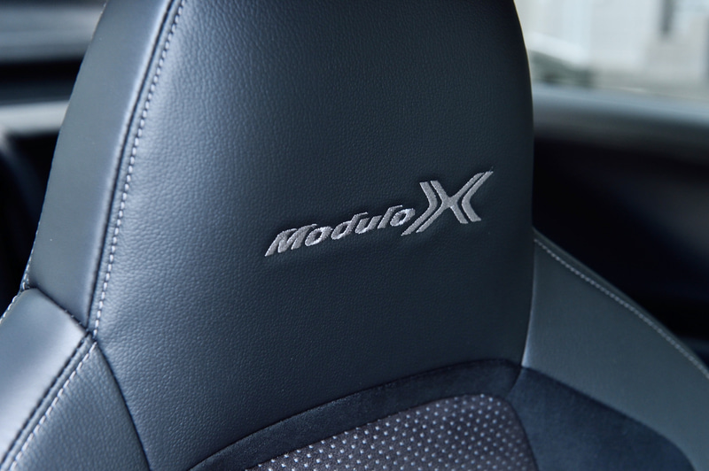 一体型となるヘッドレストにはModulo Xの刺繍が入る