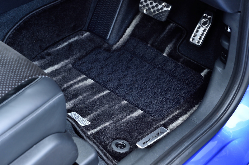 専用フロアカーペットマットにはModulo Xのアルミ製エンブレムが付く