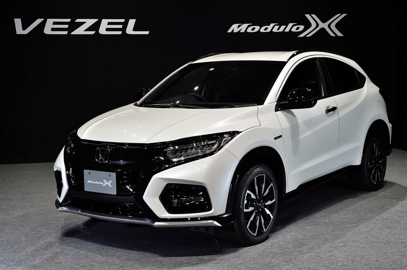 Modulo Xのカラーは、プラチナホワイト・パール、プレミアムクリスタルブルー・メタリック、プレミアムクリスタルレッド・メタリック、クリスタルブラック・パールの計4色が設定される