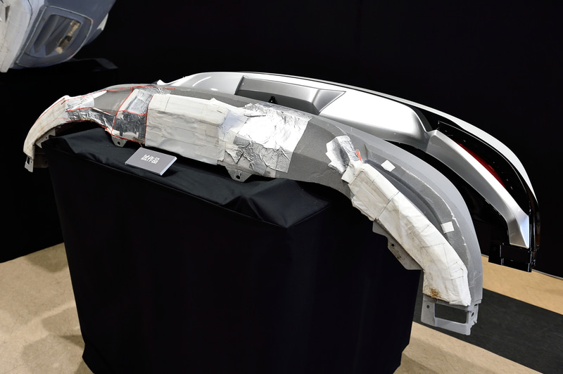 写真はリアバンパーの試作品。製品版では中央部にフィンが1つ追加され、よりセンター軸がブレにくくなっている