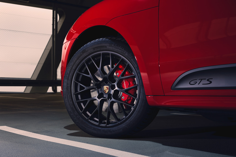 サテンブラックの20インチRSスパイダーデザインホイールの奥にフロント360mm×36mm、リア330mm×22mmのブレーキディスクが覗く