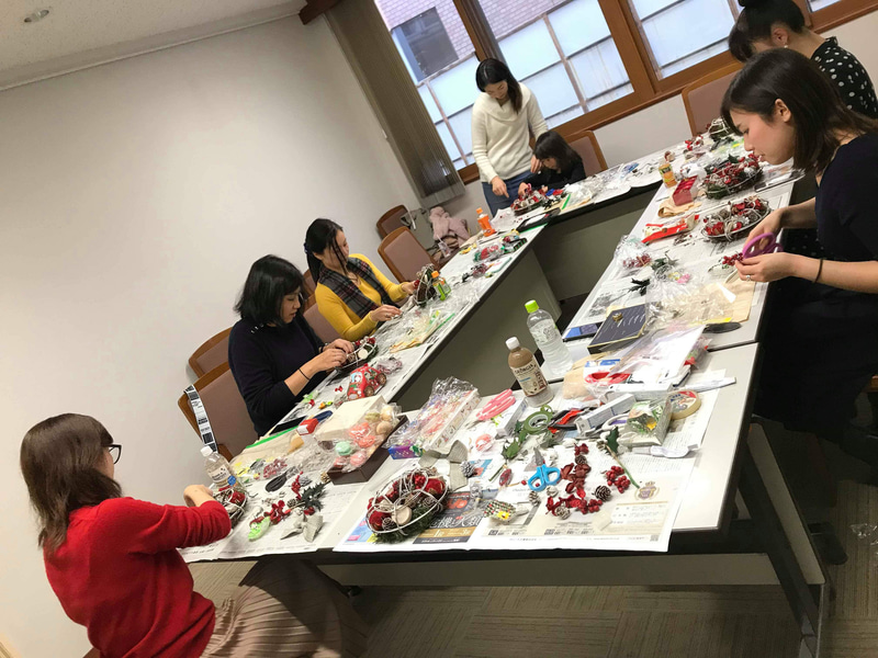 ランチタイムから盛り上がり、初対面同士のメンバーもすっかり打ち解けてスタートしたリース作り。ミニカーを決めるまでは騒がしかった教室が、作業を始めたらいきなり無音に（笑）。この集中力は、やっぱり普段から運転で鍛えているからかしら!?