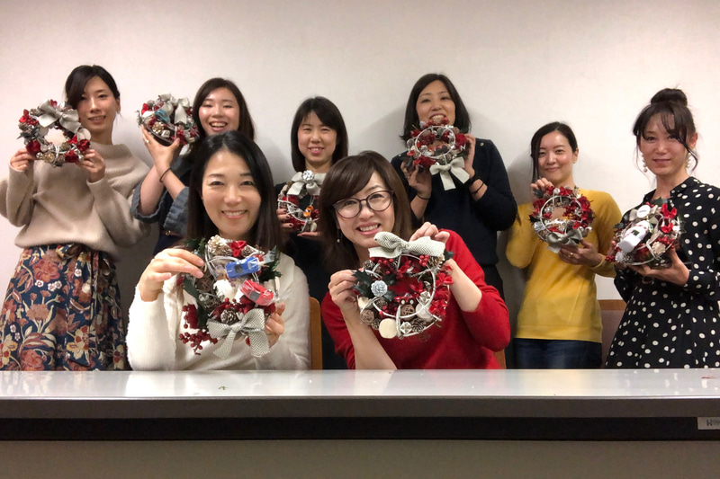 クルマ業界女子部の部活動で第3弾として開催されたクリスマスリース作りの会。カーライフエッセイストの吉田由美さんほか、7名の生徒と講師が集合して本当に楽しい時間を過ごしました。完成したリースには好きなミニカーをトッピング。私はチンクェチェントを2台も盛り、由美さんはこのためにミニカーガチャに挑戦するも、よりによって黒いミニカーが出てしまったため（笑）、私の家にあった真っ赤な「RX-8」のチョロQを進呈。それぞれの個性が炸裂した作品になりました