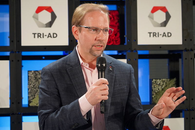 TRI-ADのオープニング記念会見で説明を行なうトヨタ・リサーチ・インスティテュート・アドバンスト・デベロップメント株式会社 CEO ジェームス・カフナー氏