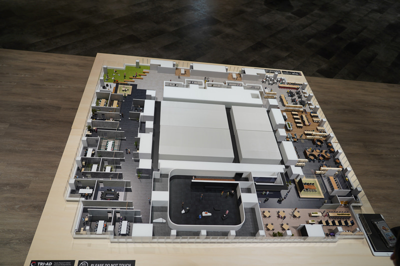 TRI-AD新オフィスがある20階のレイアウト模型。一番手前が「エキシビション」で、奥側が社食スペース