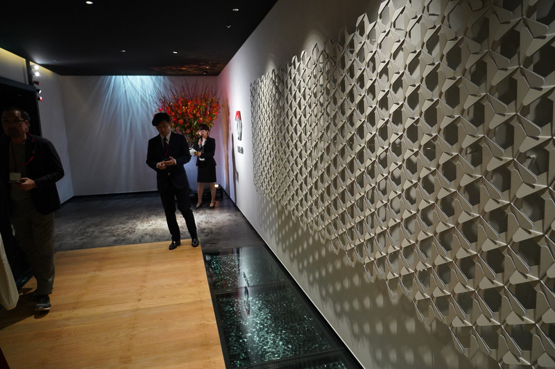 エキシビションに向かう廊下は、日本橋にちなんで橋をイメージしたデザインとなっている