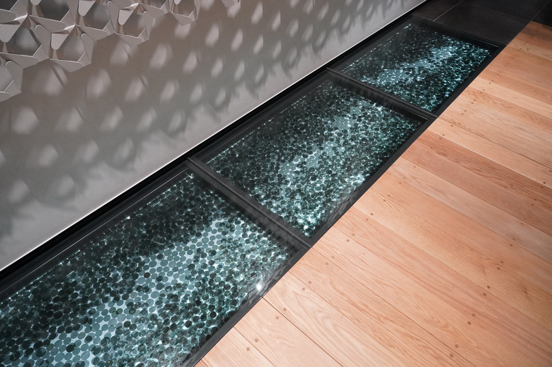 エキシビションに向かう廊下は、日本橋にちなんで橋をイメージしたデザインとなっている