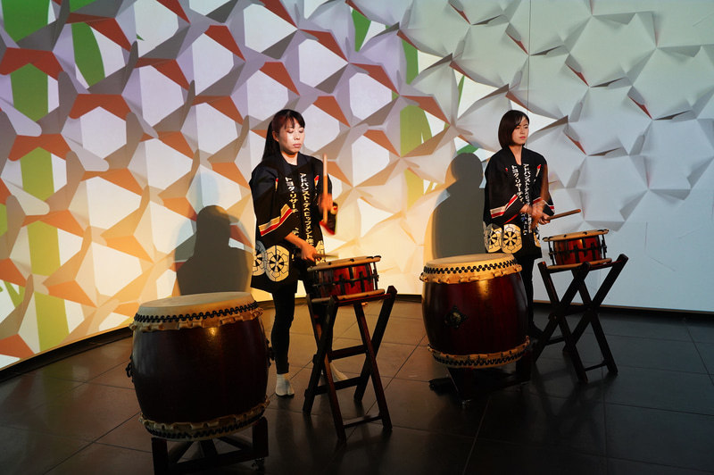 社員有志による太鼓のパフォーマンスでお出迎え