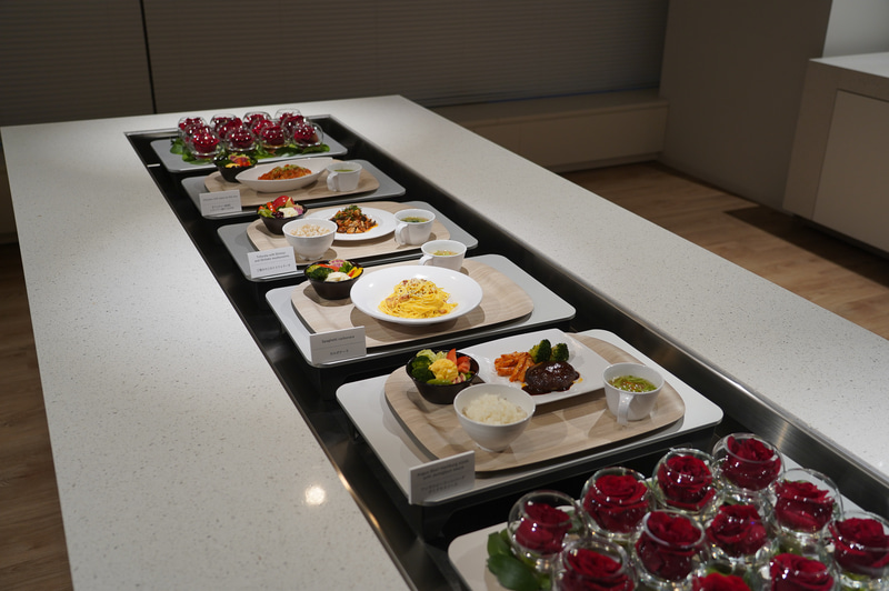 社食にはさまざまなレストランが用意され、支払いは電子マネーなどで行なえる