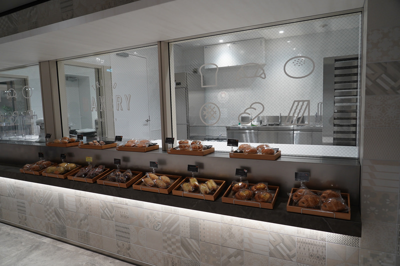 社食にはさまざまなレストランが用意され、支払いは電子マネーなどで行なえる