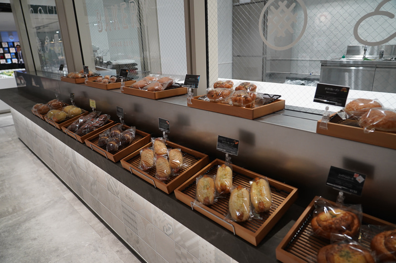 社食にはさまざまなレストランが用意され、支払いは電子マネーなどで行なえる