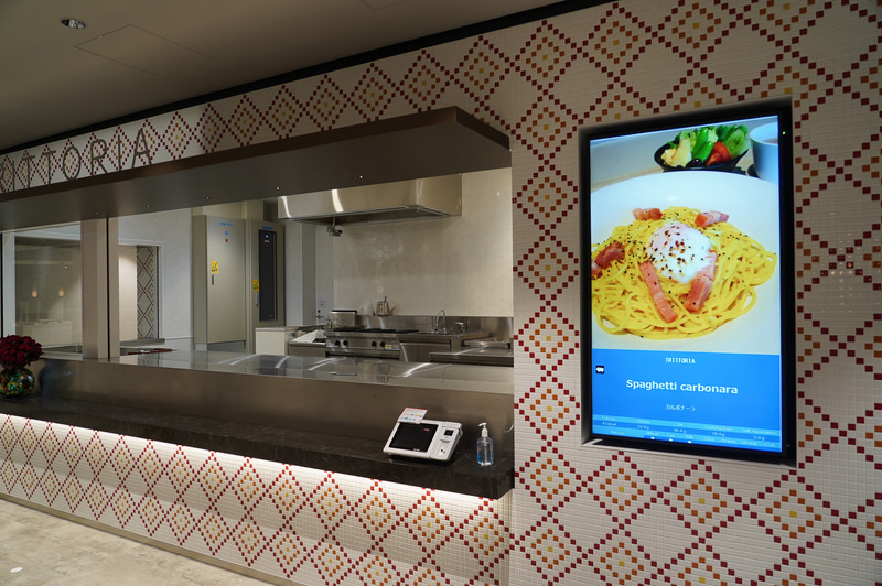 社食にはさまざまなレストランが用意され、支払いは電子マネーなどで行なえる