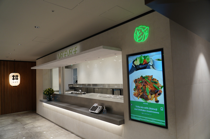 社食にはさまざまなレストランが用意され、支払いは電子マネーなどで行なえる